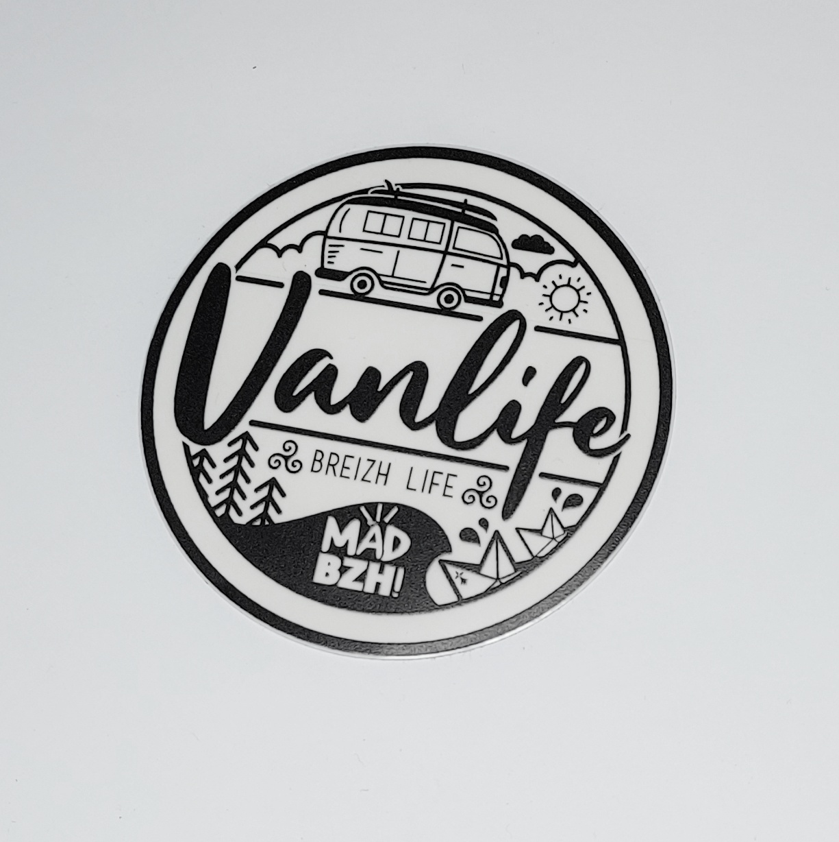 vous aimez la vanlife ? mad bzh vous propose un sticker specialement concu pourles vanlifers